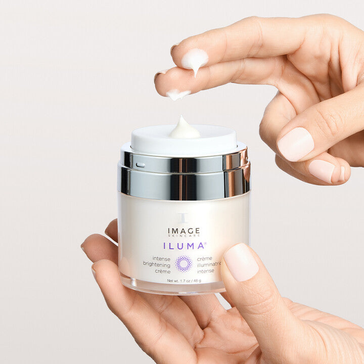 Model using ILUMA Intense Brightening Crème