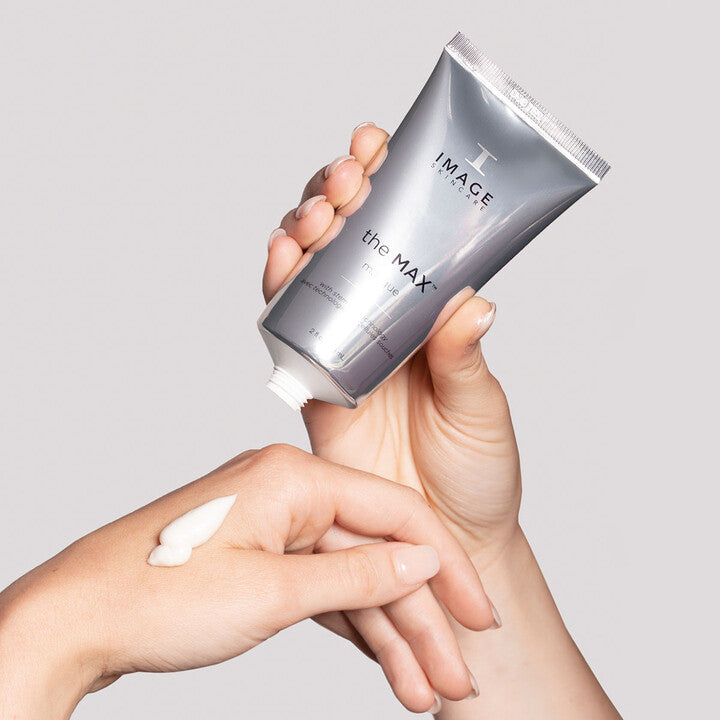 Model squeezing The MAX Masque onto hand